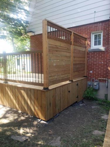 Patio en bois traité avec clôture intimité